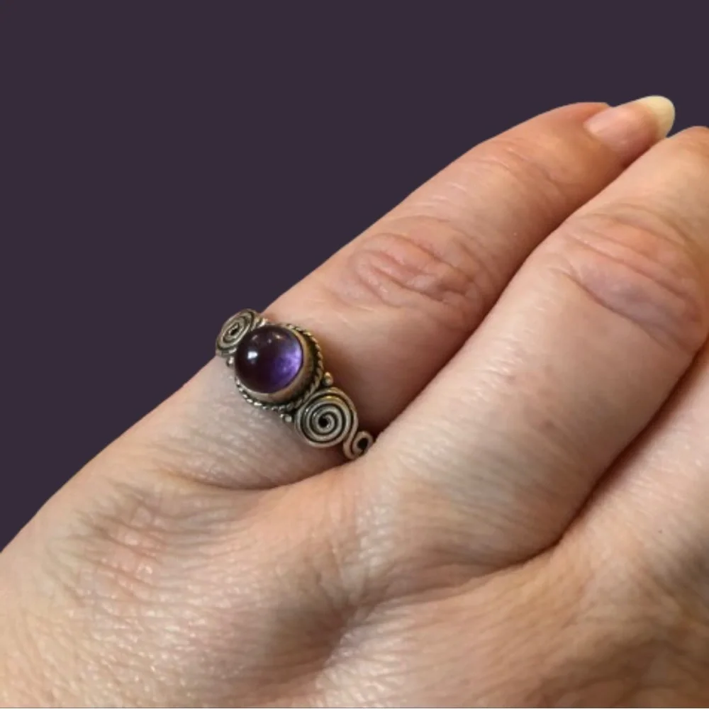 Vintage silver metal boho ring w/ purple stone cabochon amethyst? sz 6